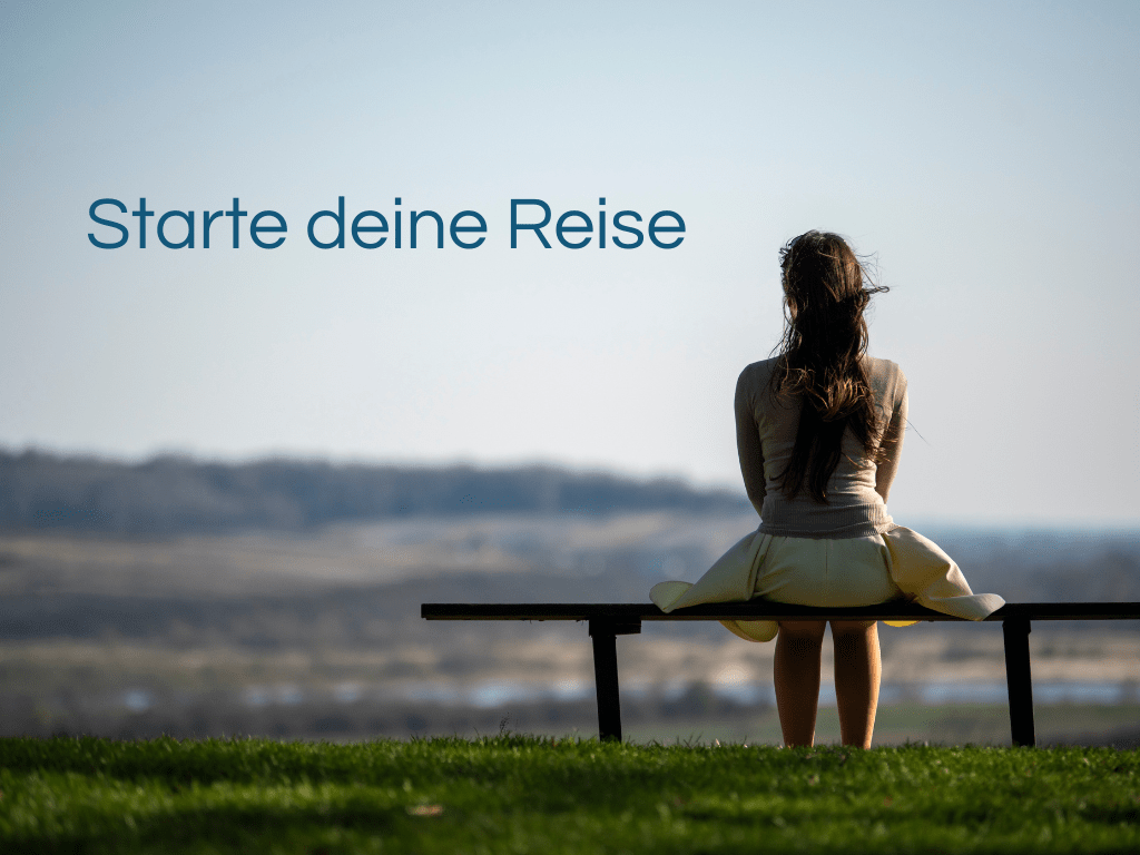 Frau sitzt allein auf einer Bank und blickt in die weite Landschaft – sinnbildlich für den Start der persönlichen Reise zur Transformation des Imposter-Syndroms
