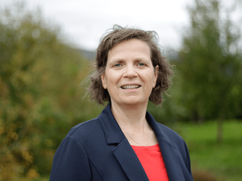 Dr. Kelly Kerstin Kregel im Porträt – einladend, offen und authentisch