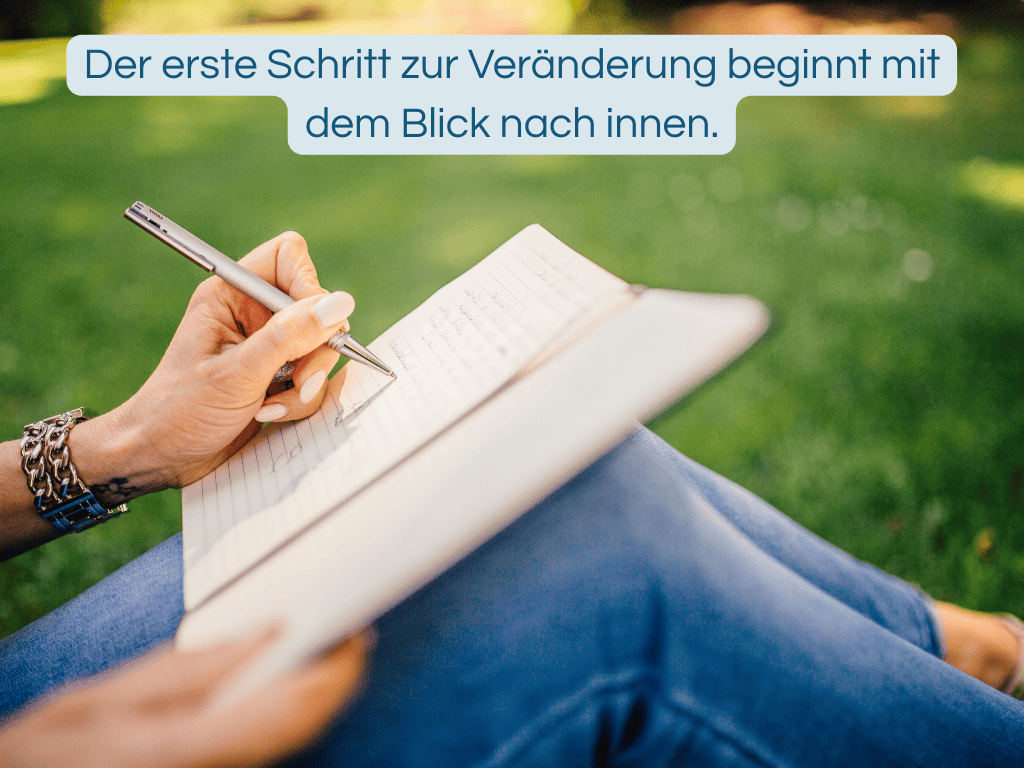 imposter-syndrom-selbstreflexion-begleitprogramm Frau schreibt in ein Notizbuch auf ihrem Schoß im Grünen – Symbol für Selbstreflexion und persönliches Wachstum