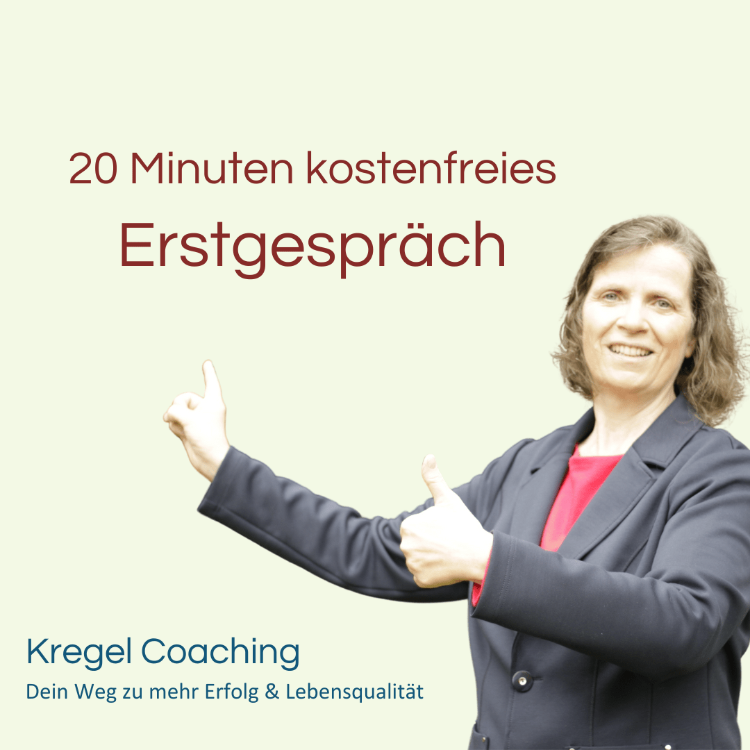 Dr. Kelly Kerstin Kregel zeigt mit Daumen hoch auf das kostenfreie Erstgespräch bei Kregel Coaching