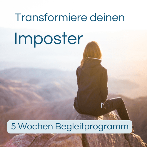 Frau sitzt auf Felsen mit Blick in die Berge – 5-Wochen-Begleitprogramm „Transformiere deinen Imposter“
