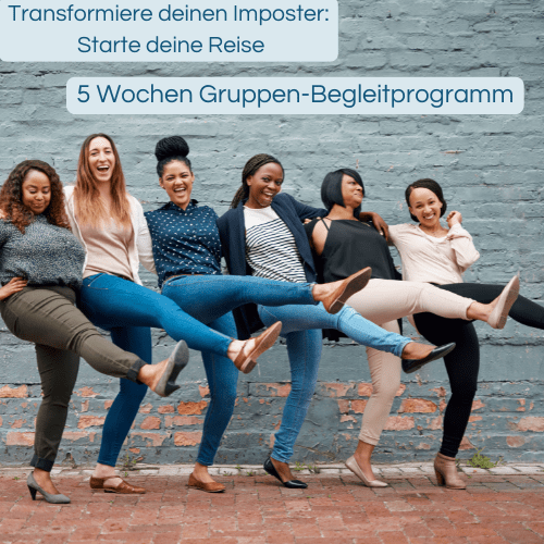 Frau sitzt auf Felsen mit Blick in die Berge – 5-Wochen-Begleitprogramm „Transformiere deinen Imposter“