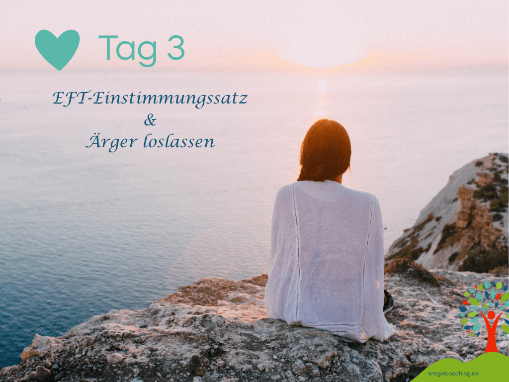 Frau sitzt am Meer im Abendlicht – Symbol für Frieden, Selbstannahme und emotionale Klärung.