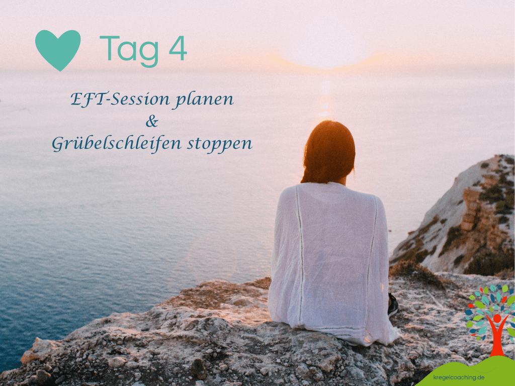 Frau blickt beim Sonnenuntergang aufs Meer – Symbol für Klarheit, Fokus und neue innere Freiheit.