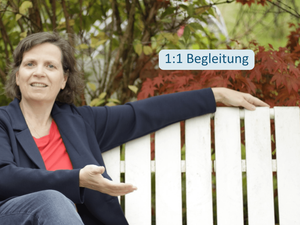 Begleitung Dr. Kelly Kerstin Kregel sitzt auf einer Bank und lädt zur persönlichen Begleitung ein