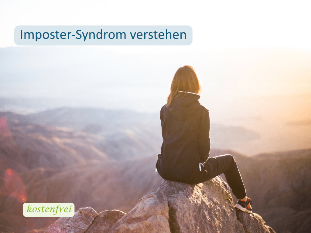 Imposter-syndrom verstehen Frau sitzt auf einem Felsen und blickt in eine weite Berglandschaft – innehalten und das Imposter-Syndrom verstehen
