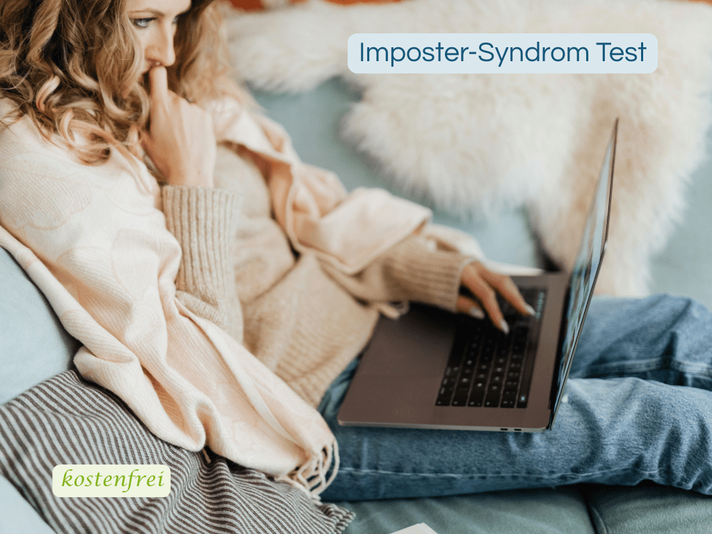 Imposter-syndrom-test Frau sitzt nachdenklich auf einem Sofa mit Laptop auf dem Schoß