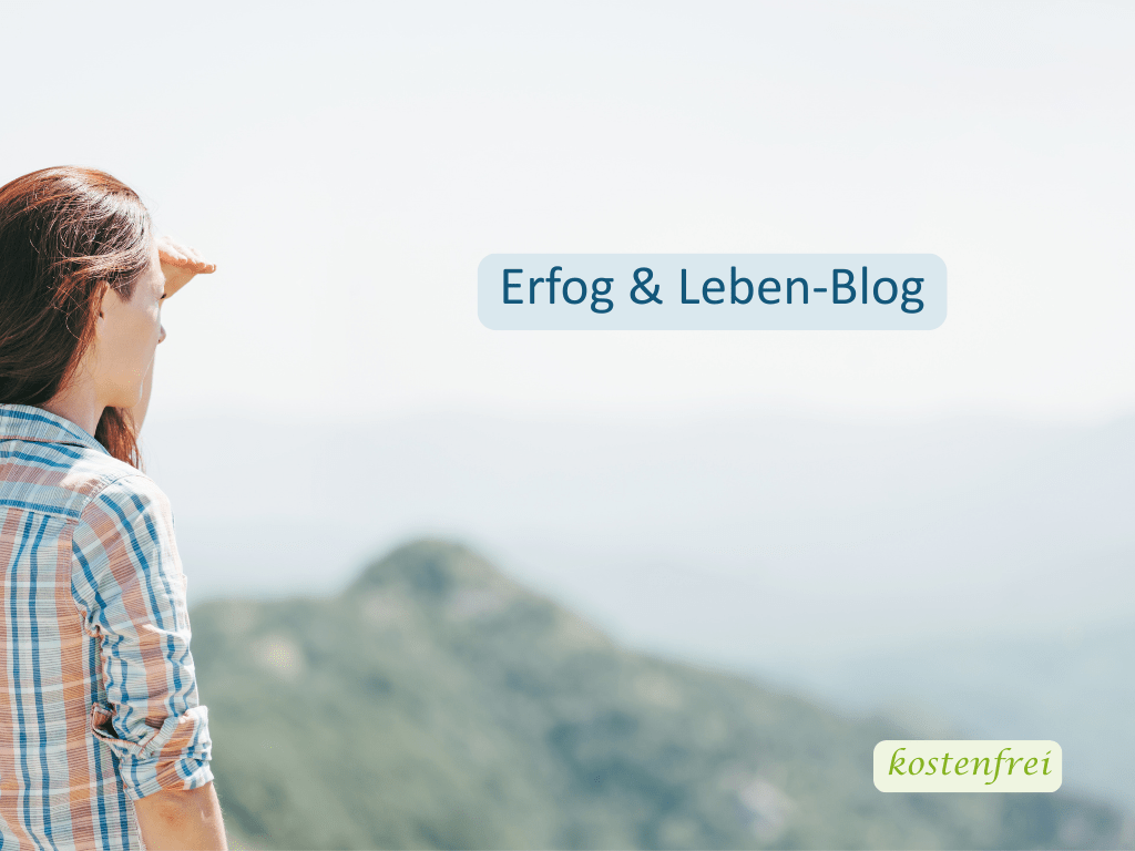 Frau blickt über eine Berglandschaft – Symbol für Orientierung und Perspektive im Erfolg & Leben Blog von Kelly Kregel
