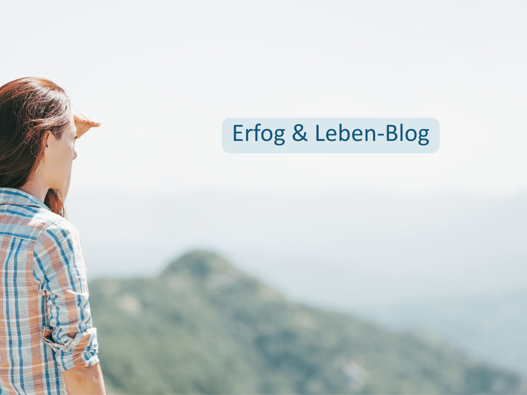 Frau blickt in eine weite Berglandschaft und hält die Hand über die Augen – Symbol für Orientierung, Erfolg und inneres Erleben.