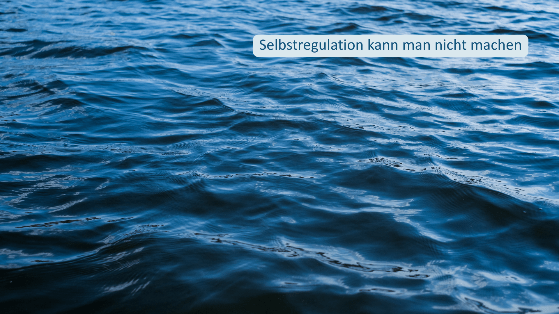 Wasseroberfläche mit ruhigen Wellen als Bild für Selbstregulation und Bewegung im Nervensystem