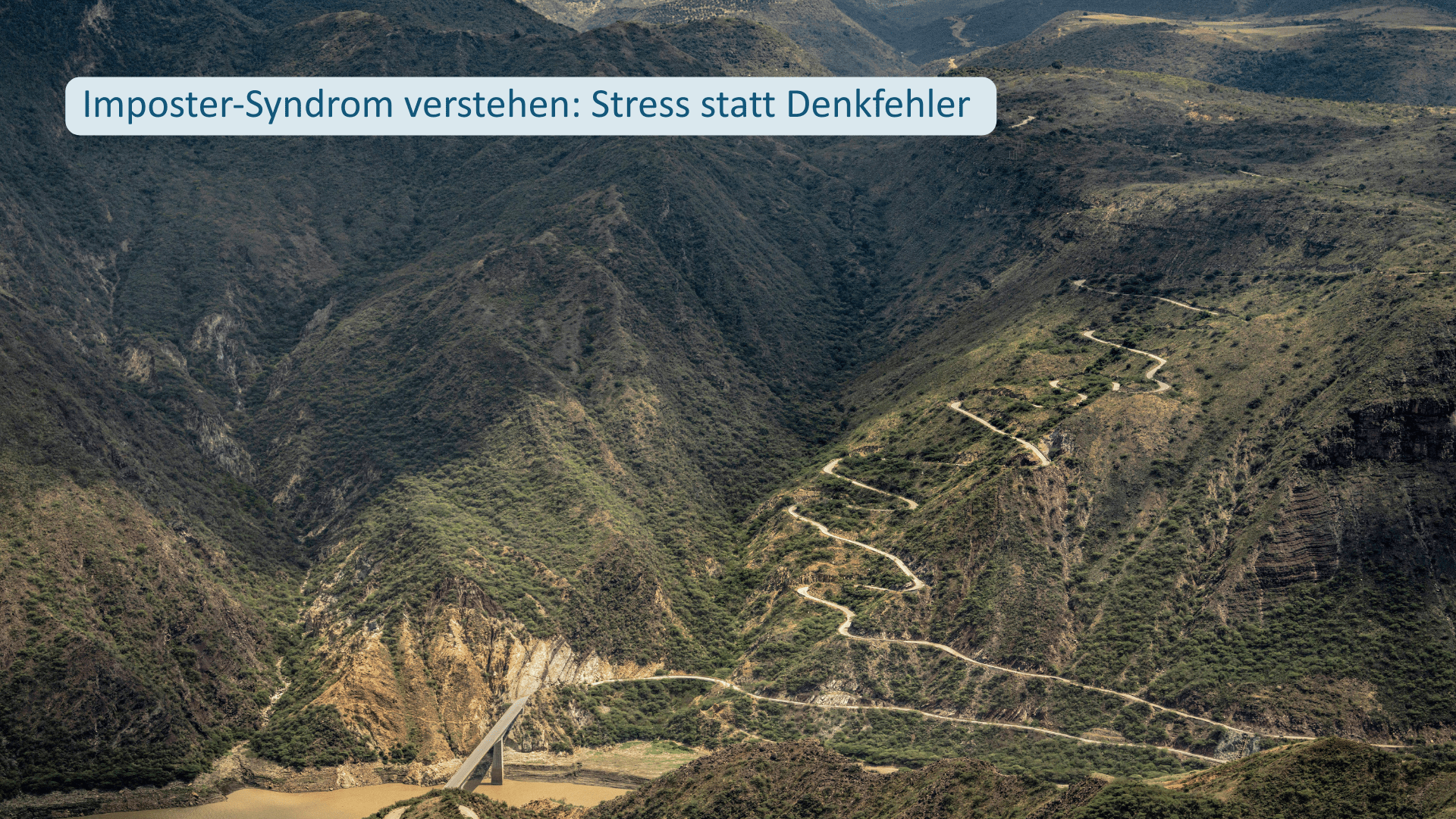 Berglandschaft mit kurviger Straße als Symbol für Orientierung beim Imposter-Syndrom