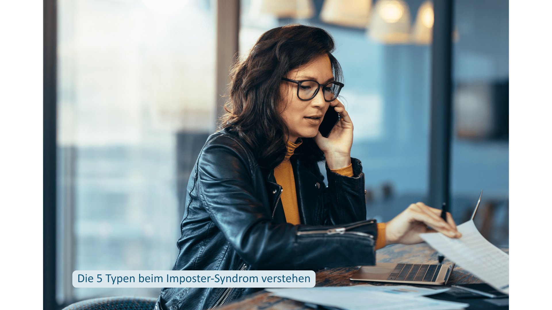 Frau arbeitet konzentriert an Laptop und Unterlagen – unterschiedliche Muster im Imposter-Erleben