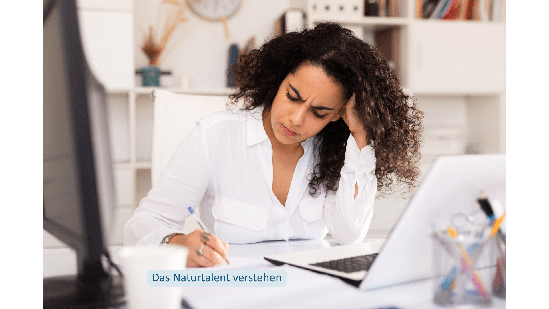 Frau arbeitet konzentriert an einer Aufgabe und wirkt nachdenklich – Naturtalent-Muster beim Imposter-Syndrom