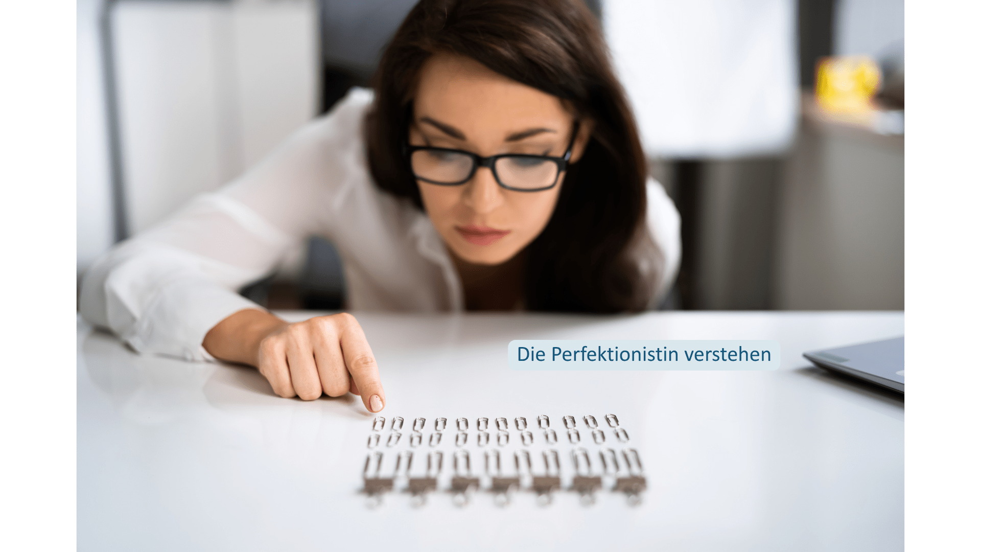 Frau überprüft konzentriert kleine Details – Perfektionsmuster beim Imposter-Syndrom