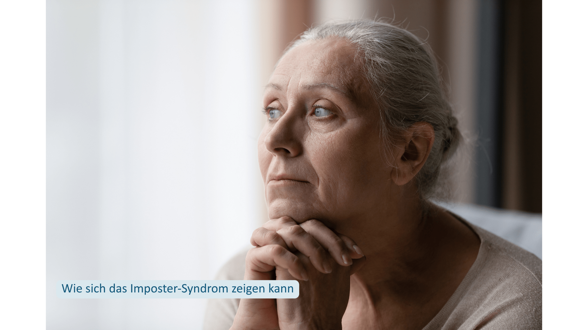 Nachdenkliche Frau blickt aus dem Fenster – Gedanken und Gefühle beim Imposter-Syndrom