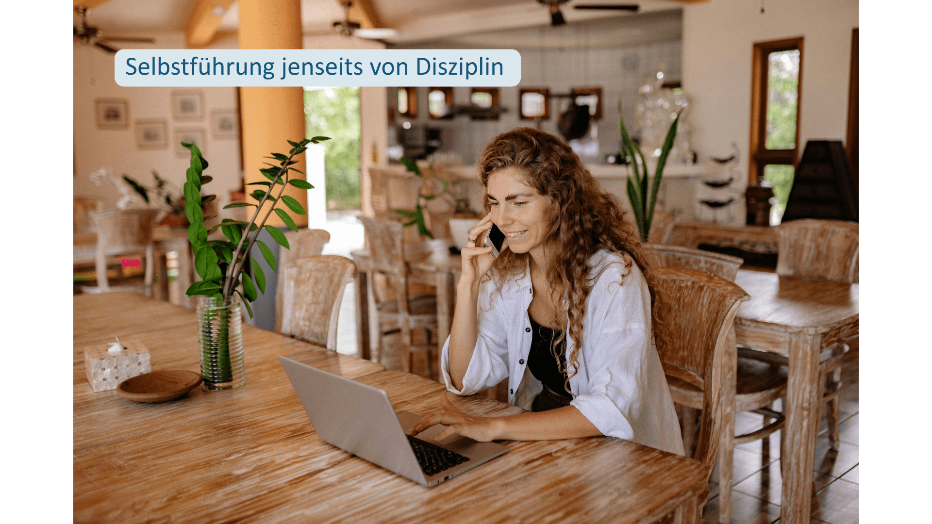 Frau arbeitet ruhig und konzentriert an einem Laptop – Self-Leadership jenseits von Disziplin.