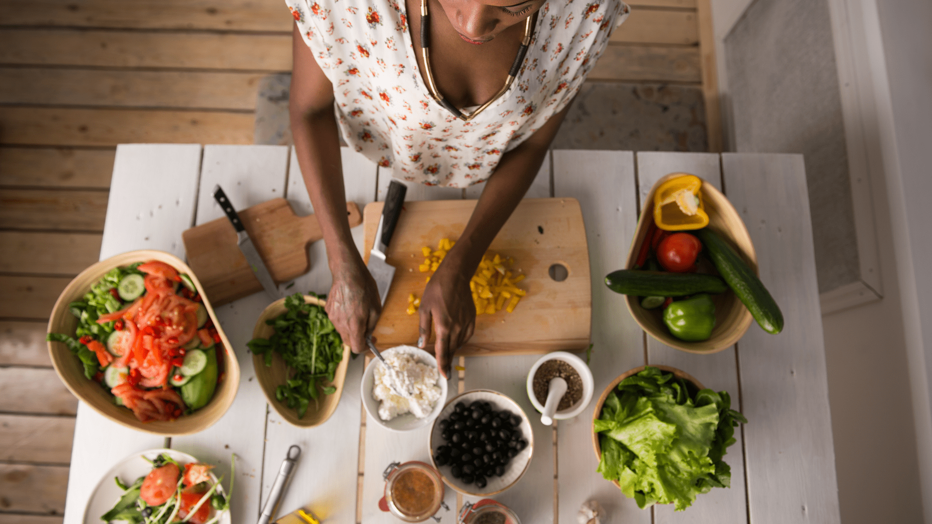 Warum belastende Zustände immer wieder entstehen Verschiedene Zutaten werden zu einer Mahlzeit kombiniert – belastende Zustände entstehen häufig durch das Zusammenspiel mehrerer Faktoren.