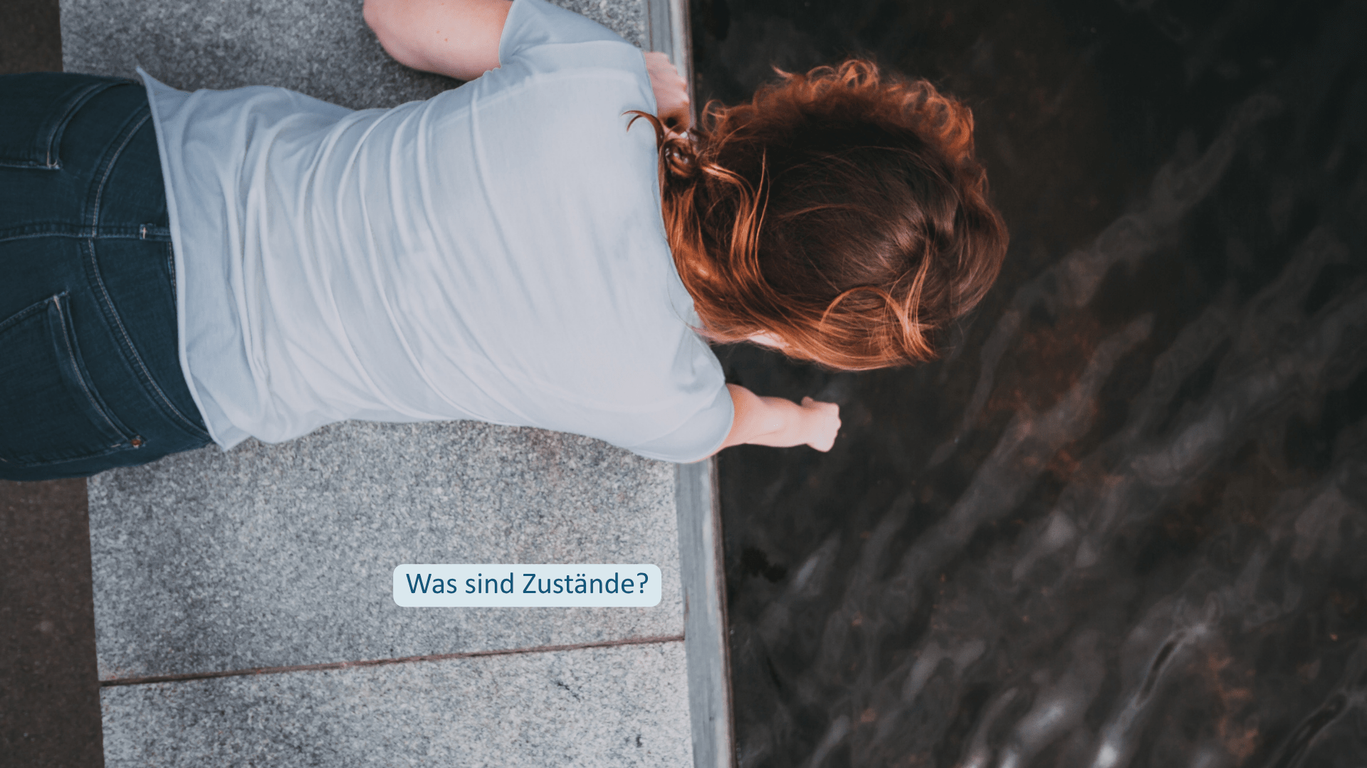 Was sind Zustände Frau blickt von einer Brücke auf das Wasser und beobachtet ihre Umgebung – Zustände beeinflussen, wie wir uns selbst und die Welt wahrnehmen.