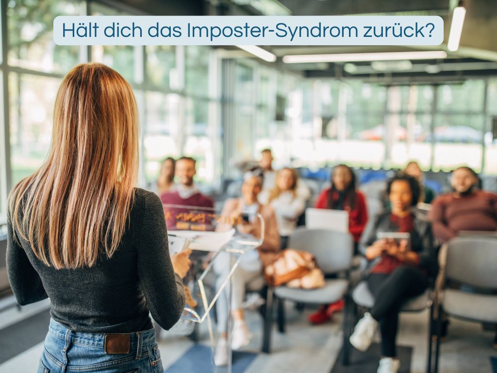 Hält dich das Imposter-Syndrom zurück Frau hält eine Präsentation vor einer Gruppe – Hält dich das Imposter-Syndrom zurück?